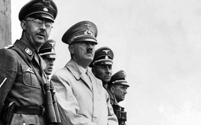 Le chef Nazi SS Heinrich Himmler (gauche) et Adolf Hitler supervisent une parade militaire en 1940. (Domaine public) Le chef Nazi SS Heinrich Himmler (gauche) et Adolf Hitler supervisent une parade militaire en 1940. (Domaine public)