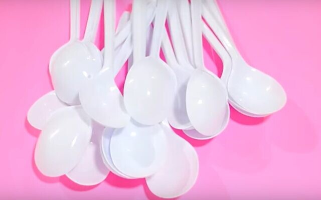 Des cuillères jetables. (Capture d'écran YouTube)