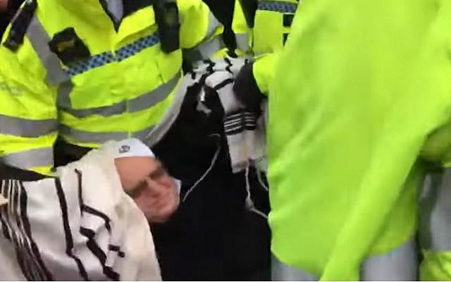 Le rabbin Jeffrey Newman, âgé 77 ans, est arrêté lors de la manifestation de Extinction Rebellion à Londres le 14 octobre 2019. (Capture d'écran : YouTube) Le rabbin Jeffrey Newman, âgé 77 ans, est arrêté lors de la manifestation de Extinction Rebellion à Londres le 14 octobre 2019. (Capture d'écran : YouTube)