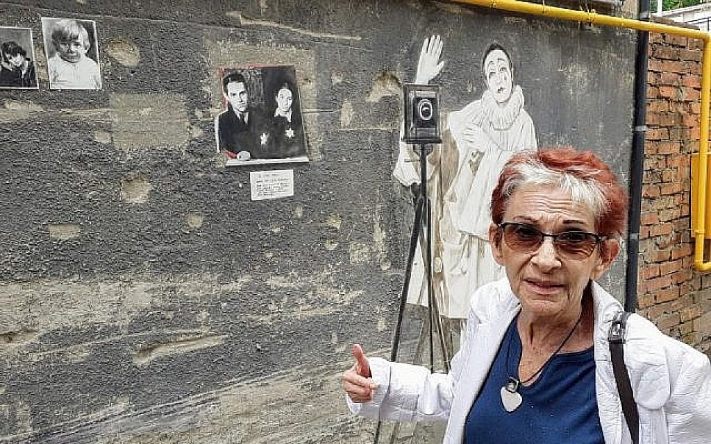 Bella Shirin, artiste israélo-lituanienne, aux abords de son appartement de Kaunas, en Lituanie, au mois de juillet 2019 (Crédit : Raphael Ahren/TOI)