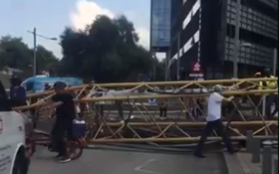 Une grue effondrée à Tel Aviv, le 29 octobre 2019. (Crédit : capture d'écran)