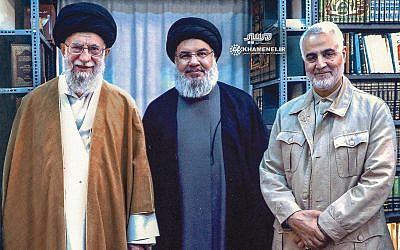 Une image publiée sur le site officiel d’Ali Khamenei le 25 septembre, montrant Khamenei, le chef suprême de l’Iran, à gauche, aux côtés du chef du Hezbollah, Hassan Nasrallah, au centre, et du commandant de la Force Qods du Corps des Gardiens de la révolution islamique Qassem Soleimani. (Crédit : Khamenei.ir)