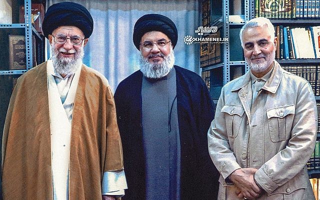Une image publiée sur le site officiel d’Ali Khamenei le 25 septembre, montrant Khamenei, le chef suprême de l’Iran, à gauche, aux côtés du chef du Hezbollah, Hassan Nasrallah, au centre, et du commandant de la Force Qods du Corps des Gardiens de la révolution islamique Qassem Soleimani. (Crédit : Khamenei.ir)
