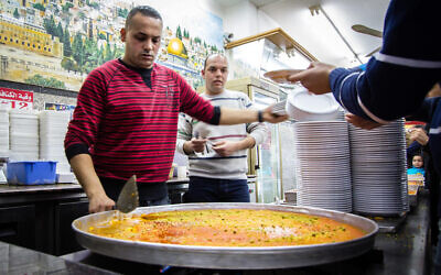 Le knafeh de Ja'far Sweets, à Jérusalem, en 2013. (Crédit : Ho John Lee / CC 2.0 via Flickr)