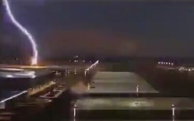 La foudre s'abat sur l'aéroport Ramon dans le sud d'Israël, le 27 octobre 2019. (Capture écran/Twitter/Ofer Lefler)