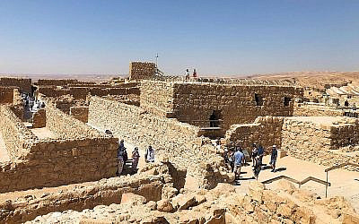 Des touristes se retrouvent à Massada, le 11 juillet 2019. (Amanda Borschel-Dan/Times of Israel)