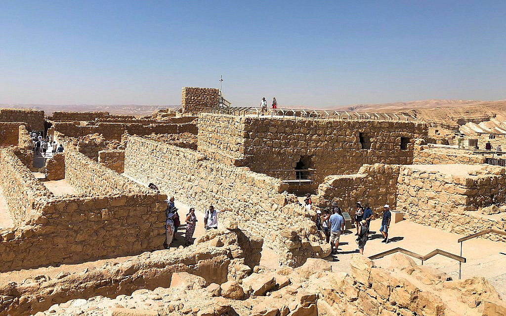 Des touristes se retrouvent à Massada, le 11 juillet 2019. (Amanda Borschel-Dan/Times of Israel)