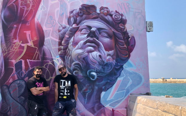Le travail de l'art de rue créé par les artistes espagnols PichiAvosur un mur de Jaffa dans le cadre de l'événement Patron des Arts (Autorisation : Patron des Arts)