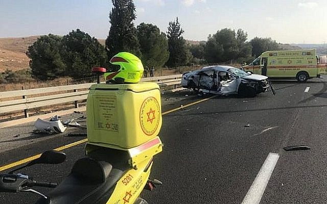 Les lieux d'un accident de la route mortel survenu sur la Route près de Ben Shemen, le 19 octobre, 2019. (Magen David Adom)