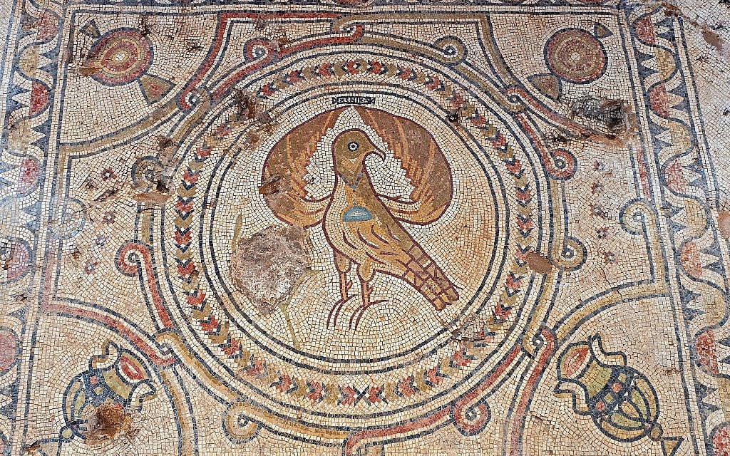 L'Aigle, symbole de l'Empire byzantin, découvert dans une église de l'époque byzantine à Ramat Beit Shemesh, octobre 2019. (Asaf Peretz, Autorité israélienne des Antiquités)