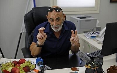 David Elhayani, maire de l'implantation d'Arvot Hayarden au sein conseil régional de la vallée du Jourdain, parle à l'AFP dans son bureau de Cisjordanie, le 11 septembre 2019 (Crédit : AHMAD GHARABLI / AFP)