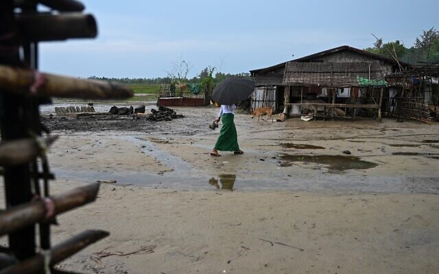 Une femme dans le camp de Kyauktalone à Kyaukphyu, dans l'Etat de Rakhine soù les résidents musulmans ont été contraints de vivre après des violences contre leur communauté, le 3 novembre 2019. (Crédit : Ye Aung THU / AFP Une femme dans le camp de Kyauktalone à Kyaukphyu, dans l'Etat de Rakhine soù les résidents musulmans ont été contraints de vivre après des violences contre leur communauté, le 3 novembre 2019. (Crédit : Ye Aung THU / AFP