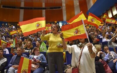 Des militants du parti d'extrême droite Vox agitent des drapeaux espagnols lors d'un meeting de campagne à Santander, le 1 novembre 2019, avant les élections législatives du 10 novembre. (Photo par ANDER GILLENEA / AFP)