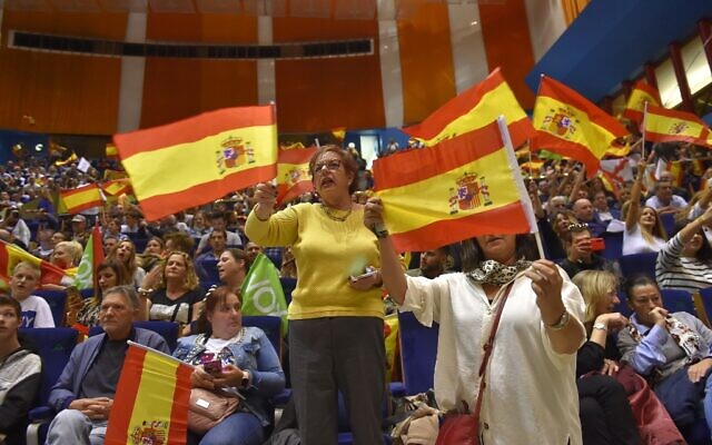 Des militants du parti d'extrême droite Vox agitent des drapeaux espagnols lors d'un meeting de campagne à Santander, le 1 novembre 2019, avant les élections législatives du 10 novembre. (Photo par ANDER GILLENEA / AFP)