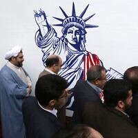 Des Iraniens participent à la cérémonie d'inauguration des nouvelles peintures murales sur les murs de l'ancienne ambassade américains dans la capitale de Téhéran, le 2 novembre 2019. (Photo par ATTA KENARE / AFP)