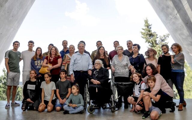 Melpomeni Dina (C), Juste parmi les Nations lors de la Seconde Guerre mondiale, pose pour une photo de groupe avec les survivants de la Shoah Yossi Mor (Cg et sa soeur Sarah Yanai (Cd), qu'elle a aidé à sauver en 1943, ainsi que leurs descendants dans la Salle des noms au Mémorial de l'Holocauste Yad Vashem à Jérusalem, le 3 novembre 2019. (Emmanuel DUNAND / AFP) Melpomeni Dina (C), Juste parmi les Nations lors de la Seconde Guerre mondiale, pose pour une photo de groupe avec les survivants de la Shoah Yossi Mor (Cg et sa soeur Sarah Yanai (Cd), qu'elle a aidé à sauver en 1943, ainsi que leurs descendants dans la Salle des noms au Mémorial de l'Holocauste Yad Vashem à Jérusalem, le 3 novembre 2019. (Emmanuel DUNAND / AFP)