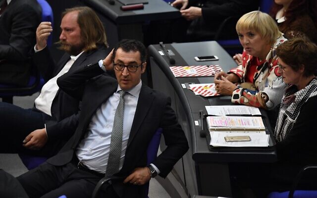 Au premier plan, le député écologiste d'origine turque Cem Özdemir; A l'arrière, la députée écologiste et vice-présidente du Bundestag Claudia Roth, le 24 octobre 2017. (Crédit : John MACDOUGALL / AFP)