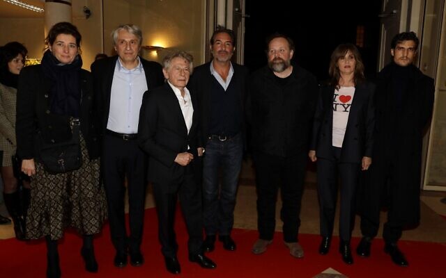 Le réalisateur franco-polonais Roman Polanski (3g), accompagné du producteur Alain Goldman (2g), de l'acteur français Jean Dujardin (C), de l'acteur français Gregory Gadebois (3d), de l'acteur français Louis Garrel (à droite) et de l'actrice française Emmanuelle Seigner (2d) arrivent à l'avant-première de son dernier film "J'accuse" à Paris, le 4 novembre 2019. (Crédit : Thomas SAMSON / AFP) Le réalisateur franco-polonais Roman Polanski (3g), accompagné du producteur Alain Goldman (2g), de l'acteur français Jean Dujardin (C), de l'acteur français Gregory Gadebois (3d), de l'acteur français Louis Garrel (à droite) et de l'actrice française Emmanuelle Seigner (2d) arrivent à l'avant-première de son dernier film "J'accuse" à Paris, le 4 novembre 2019. (Crédit : Thomas SAMSON / AFP)