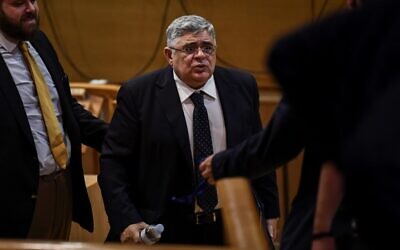 L'ancien député et chef du parti Aube dorée, Nikolaos Michaloliakos, témoigne devant un tribunal d'appel, le 6 novembre 2019, dans le cadre d'un procès phare sur un homicide ayant impliqué Aube dorée. (Photo par Aris MESSINIS / AFP)