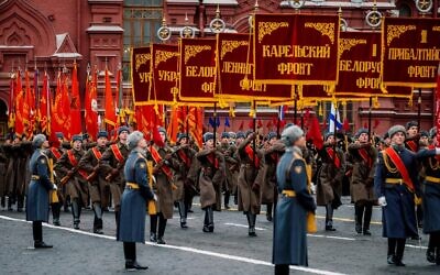 Des soldats russes vêtus d'uniformes d'époque, pour la parade militaire sur la place Rouge, à Moscou, le 7 novembre 2019. (Crédit : Dimitar DILKOFF / AFP)
