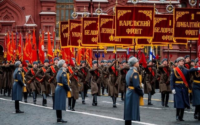 Des soldats russes vêtus d'uniformes d'époque, pour la parade militaire sur la place Rouge, à Moscou, le 7 novembre 2019. (Crédit : Dimitar DILKOFF / AFP)