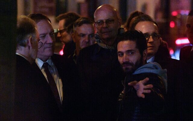 Le secrétaire d'Etat américain Mike Pompeo (2ème à gauche) parle avec Izzet Cagan (deuxième à droite), propriétaire du magasin Doner kebab, où une personne est morte à Halle, dans l'est de l'Allemagne, le 7 novembre 2019. Ils pour commémorent les victimes d'une tentative de tuerie de masse à la synagogue de la ville, le 9 octobre 2019. (Photo par John MACDOUGALL / AFP) Le secrétaire d'Etat américain Mike Pompeo (2ème à gauche) parle avec Izzet Cagan (deuxième à droite), propriétaire du magasin Doner kebab, où une personne est morte à Halle, dans l'est de l'Allemagne, le 7 novembre 2019. Ils pour commémorent les victimes d'une tentative de tuerie de masse à la synagogue de la ville, le 9 octobre 2019. (Photo par John MACDOUGALL / AFP)