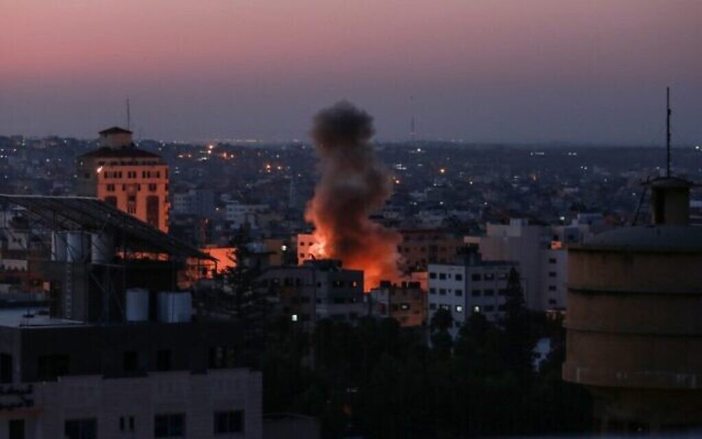 Des colonnes de fumée après une attaque israélienne à Gaza, le 12 novembre 2019. (Crédit : BASHAR TALEB/AFP)