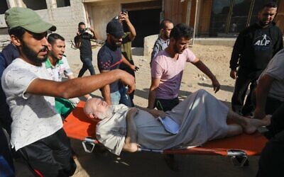 Des Palestiniens évacuent un blessé dans la ville de Gaza le 12 novembre 2019, après qu'une attaque aérienne israélienne eut tué un commandant du groupe terroriste palestinien du Jihad islamique. (MAHMUD HAMS / AFP) Des Palestiniens évacuent un blessé dans la ville de Gaza le 12 novembre 2019, après qu'une attaque aérienne israélienne eut tué un commandant du groupe terroriste palestinien du Jihad islamique. (MAHMUD HAMS / AFP)