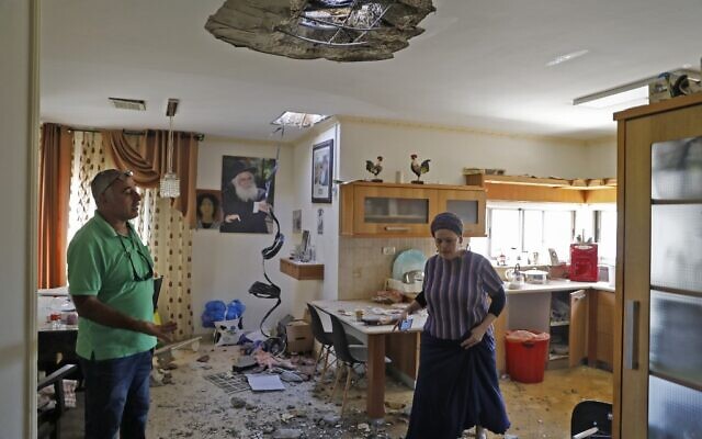 Des Israéliens inspectent une maison détruite par une roquette, à Sdérot, le 12 novembre 2019. (Crédit : MENAHEM KAHANA / AFP)