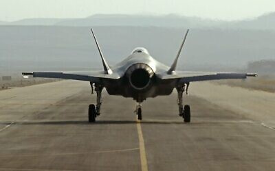Un F-35 israélien roule sur le tarmac pendant l'exercice aérien multinational dans la base de l'aviation militaire Ovda, au nord de la cité israélienne d'Eilat, le 11 novembre 2019 (Crédit : JACK GUEZ / AFP)