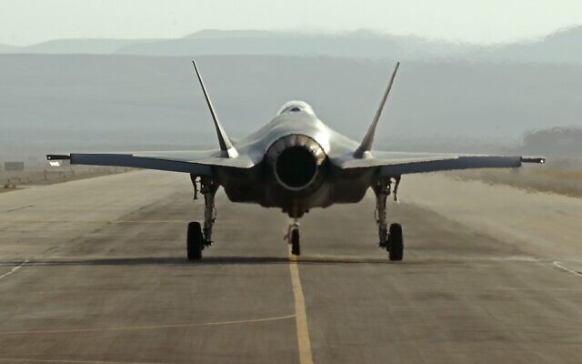 Un F-35 israélien roule sur le tarmac pendant l'exercice aérien multinational dans la base de l'aviation militaire Ovda, au nord de la cité israélienne d'Eilat, le 11 novembre 2019 (Crédit : JACK GUEZ / AFP) Un F-35 israélien roule sur le tarmac pendant l'exercice aérien multinational dans la base de l'aviation militaire Ovda, au nord de la cité israélienne d'Eilat, le 11 novembre 2019 (Crédit : JACK GUEZ / AFP)