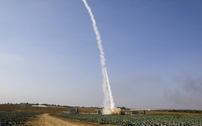 Un missile israélien du Döme de Fer intercepte un projectile lancé depuis Gaza, sur la ville de Netivot, le 12 novembre 2019. (Crédit : MENAHEM KAHANA / AFP)