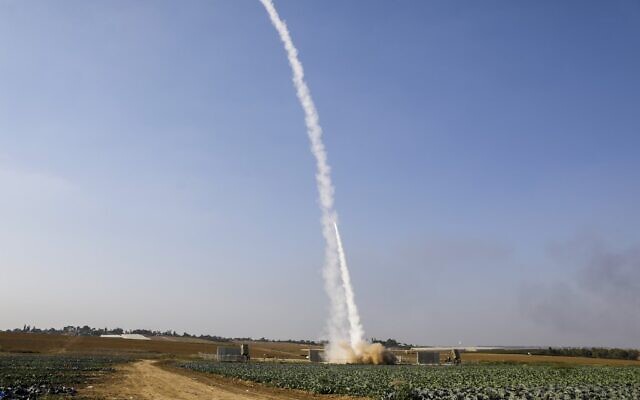 Un missile israélien du Döme de Fer intercepte un projectile lancé depuis Gaza, sur la ville de Netivot, le 12 novembre 2019. (Crédit : MENAHEM KAHANA / AFP)