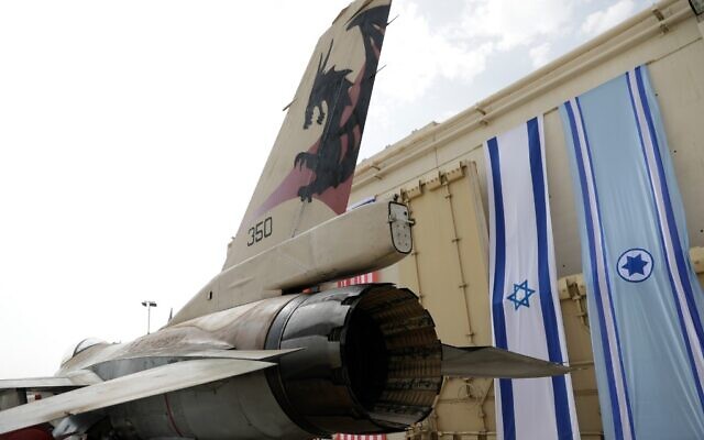 Un f-16 israélien pendant l'exercice aérien multinational dans la base de l'aviation militaire Ovda, au nord de la cité israélienne d'Eilat, le 11 novembre 2019 (Crédit : Emmanuel Dunand/AFP) Un f-16 israélien pendant l'exercice aérien multinational dans la base de l'aviation militaire Ovda, au nord de la cité israélienne d'Eilat, le 11 novembre 2019 (Crédit : Emmanuel Dunand/AFP)