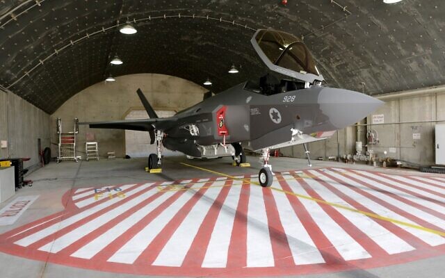 Un F-35 israélien dans un hangar lors de de l'exercice aérien multinational "Drapeau bleu" à la base d'Ovda, au nord de la ville israélienne d'Eilat, le 11 novembre 2019. (Crédit : Emmanuel DUNAND / AFP) Un F-35 israélien dans un hangar lors de de l'exercice aérien multinational "Drapeau bleu" à la base d'Ovda, au nord de la ville israélienne d'Eilat, le 11 novembre 2019. (Crédit : Emmanuel DUNAND / AFP)