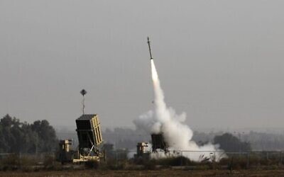Un missile israélien lancé par le système antimissile du Dôme de fer, créé pour intercepter et détruire les roquettes à courte portée et les obus d'artillerie, dans la ville israélienne de Sdérot, le 12 novembre 2019 (Crédit : Menahem Kahana/AFP)