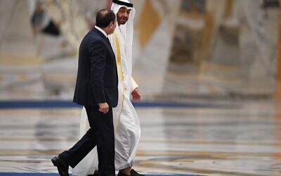 Le président égyptien Abdel Fattah al-Sisi et le prince héritier d'Abu Dhabi, Sheikh Mohamed bin Zayed al-Nahyan au palais présidentiel d'Abu Dhabi, le 14 novembre 2019. (Crédit : KARIM SAHIB / AFP)