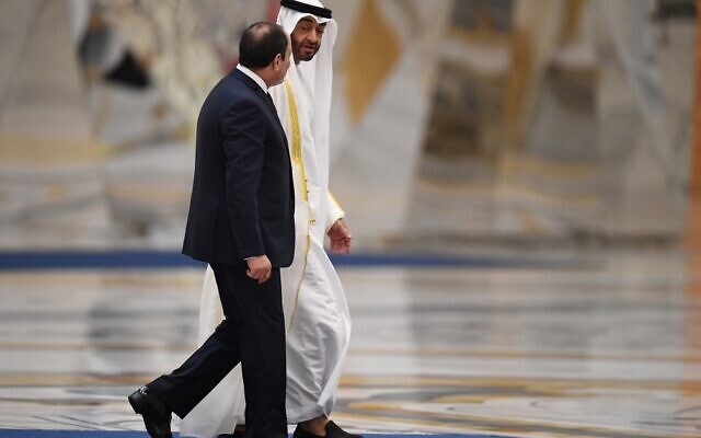 Le président égyptien Abdel Fattah al-Sisi et le prince héritier d'Abu Dhabi, Sheikh Mohamed bin Zayed al-Nahyan au palais présidentiel d'Abu Dhabi, le 14 novembre 2019. (Crédit : KARIM SAHIB / AFP)