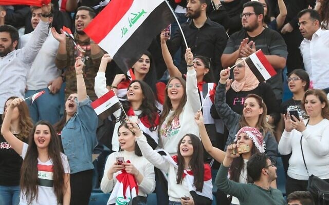 Des supporters irakiens durant un match de qualification pour la Coupe du monde football 2020 et la coupe d'Asie 2023, entre l'Iran et l'Irak à Amman, le 14 novembre 2019. (Crédit : Khalil MAZRAAWI / AFP)