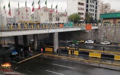 Des manifestants iraniens bloquent une route lors de manifestations contre une hausse des prix de l'essence à Téhéran, capitale du pays, le 16 novembre 2019. (Photo par - / AFP)