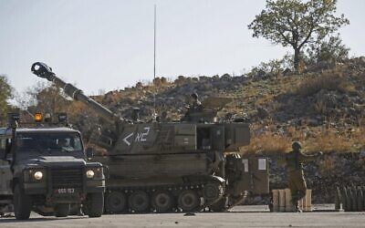 Un tank M109 israélien stationné près de la frontière avec la Syrie dans les hauteurs du Golan, annexées par Israël, le 19 novembre 2019, après que les défenses aériennes israéliennes ont intercepté quatre roquettes tirées de la Syrie voisine. (Crédit : JALAA MAREY / AFP) Un tank M109 israélien stationné près de la frontière avec la Syrie dans les hauteurs du Golan, annexées par Israël, le 19 novembre 2019, après que les défenses aériennes israéliennes ont intercepté quatre roquettes tirées de la Syrie voisine. (Crédit : JALAA MAREY / AFP)