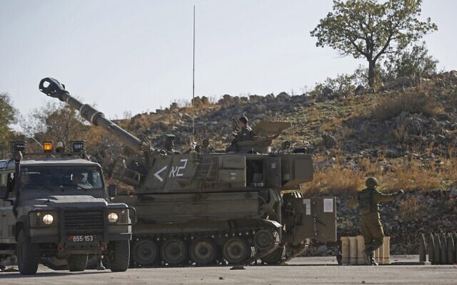 Un tank M109 israélien stationné près de la frontière avec la Syrie dans les hauteurs du Golan, annexées par Israël, le 19 novembre 2019, après que les défenses aériennes israéliennes ont intercepté quatre roquettes tirées de la Syrie voisine. (Crédit : JALAA MAREY / AFP) Un tank M109 israélien stationné près de la frontière avec la Syrie dans les hauteurs du Golan, annexées par Israël, le 19 novembre 2019, après que les défenses aériennes israéliennes ont intercepté quatre roquettes tirées de la Syrie voisine. (Crédit : JALAA MAREY / AFP)