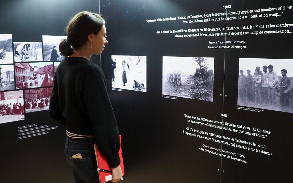 Un femme visite l'exposition "Mémoire Rom : 70 ans après à Rivesaltes le 20 novembre 2019. (Crédit : RAYMOND ROIG / AFP) Un femme visite l'exposition "Mémoire Rom : 70 ans après à Rivesaltes le 20 novembre 2019. (Crédit : RAYMOND ROIG / AFP)