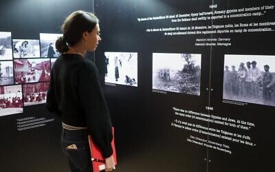 Un femme visite l'exposition "Mémoire Rom : 70 ans après à Rivesaltes le 20 novembre 2019. (Crédit : RAYMOND ROIG / AFP)