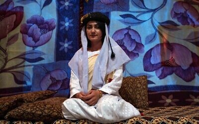 Imane Abbas, une femme yazide de 18 ans en tenue traditionnelle, dans le camps de Shira, en Irak, le 21 novembre 2019. (Crédit : SAFIN HAMED / AFP)