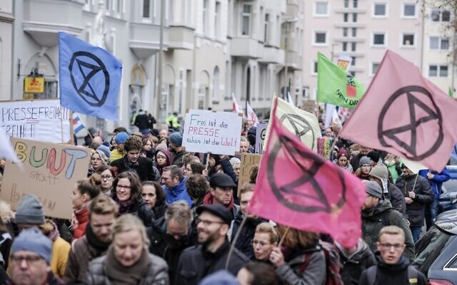 Des gens participent à une contre-manifestation contre une manifestation du NPD d'extrême droite contre des journalistes à Hanovre, dans le nord de l'Allemagne, le 23 novembre 2019. (Crédit :  Ole Spata / dpa / AFP) / Allemagne OUT)