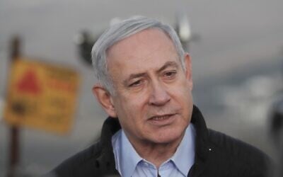 Le Premier ministre israélien Benjamin Netanyahu durant une visite sur une base militaire du plateau du Golan, surplombant le territoire syrien, le 24 novembre 2019 (Crédit :  ATEF SAFADI / POOL / AFP)