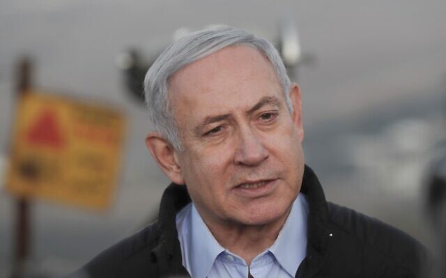 Le Premier ministre israélien Benjamin Netanyahu durant une visite sur une base militaire du plateau du Golan, surplombant le territoire syrien, le 24 novembre 2019 (Crédit :  ATEF SAFADI / POOL / AFP)