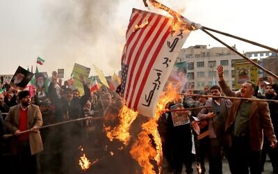 Le drapeau américain incendié lors des manifestations à Téhéran, le 25 novembre 2019. (Crédit : ATTA KENARE / AFP)