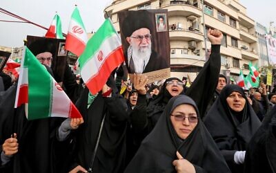Des Iraniennes manifestent à Téhéran, le 25 novembre 2019. (Crédit : ATTA KENARE / AFP)